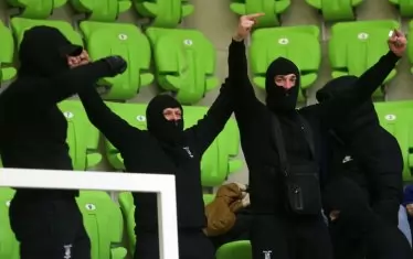  ...маскираните и облечени в черно 30 фенове на "Левски ЛУКойл" показваха средни пръсти и скандираха обиди към кмета на Ботевград.