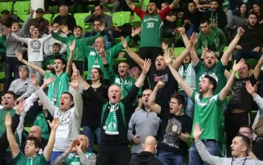  На трибуните, докато агитката на "Балкан" пееше песни за своя тим...