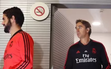 Иско (вляво) игра повече при Хулен Лопетеги (вдясно), но е твърда резерва при Сантяго Солари.