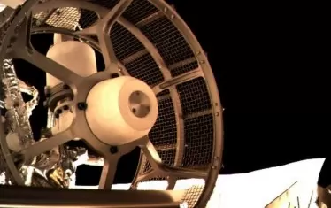 Предното дясно колело на лунохода, заснето при изпитания.