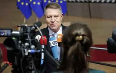 Управляващите директно обвиниха президента Клаус Йоханис в предателство заради критиките му към тях.