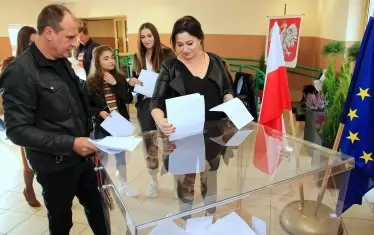  Лидерът на полската крайнодясна партия „Кукиз`15“ Павел Кукиз (вляво) гласува на местните избори в страната през октомври м.г. Новата формация има реален шанс да изпрати свои представители в ЕП през май.