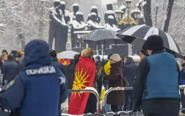 Противници на договора с Атина протестираха и вчера пред парламента в Скопие, докато вътре депутатите обсъждаха промени в конституцията, произтичащи от договора.