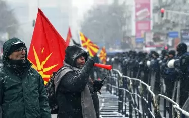  Македонци протестираха пред парламента в Скопие вчера, докато депутатите обсъждаха предложенията за промени в конституцията на страната, произтичащи от Преспанския договор.