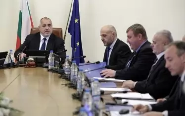  Правителството направи бюджетно харчене "като за последно" през декември.  