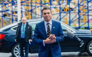 Никола Димитров, македонски външен министър: 
"Веднага, след като научих новината за оттеглянето на гръцкия министър на отбраната Панос Каменос от кабинета на Алексис Ципрас, имах кратък разговор с алтернативния външен министър на Гърция Георгиос Катругалос. Той ме убеди, че властите са решени да изпълнят Преспанския договор."