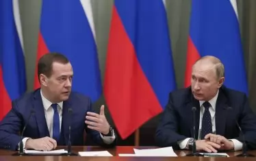 Повече от половината руснаци вече обвиняват управляващите в лицето на президента Владимир Путин и премиера Дмитрий Медведев за своите финансови проблеми. 