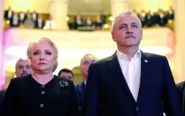 Близо 70% от румънците смятат, че правителството на Виорика Дънчила (вляво) трябва да бъде сменено. Близо 69 на сто от анкетираните нямат доверие на лидера на СДП Ливиу Драгня (вдясно).