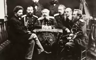 Временното руско управление - в центъра е императорският комисар княз Александър Дондуков -Корсаков, най-вляво е Сергей Лукиянов, завеждащ съдебния отдел.