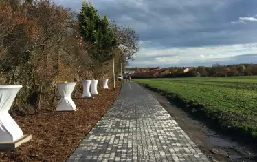 Първият соларен път в Германия може да произвежда електричество, да изолира шума, да свети през нощта, да разтопява образувал се върху него лед и дори да мисли самостоятелно. 