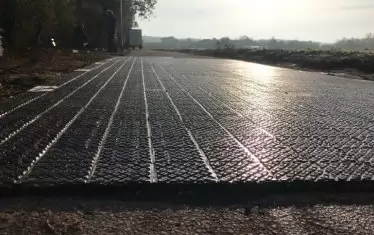 Подредените соларни плочки образуват килим.