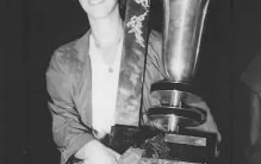  „Щастието не е награда за доблестта, то е в самата доблест.”  Ваня Войнова бе спортната икона на България в продължение на десетилетия. В спорта тя бе идеалът за майсторство и чест, след спорта – за граждански морал и добродетели. Говореше откровено, достоверно и страстно.