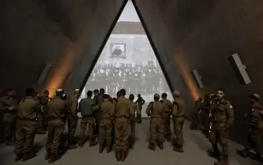 Израелски войници разглеждат изложба в музея на мемориала "Яд Вашем".