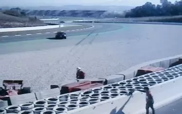  ... но излезе сам от болида и нямаше видими контузии.