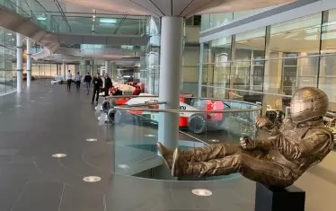 "Макларън" постави статуя на Аертон Сена в базата си