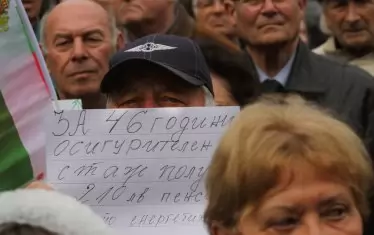 В името на справедливостта управляващите ограничиха с т.нар. таван максималния размер на пенсиите, за да не може едни да получават мизерни пенсии, а други - в размер на десетки хиляди левове.