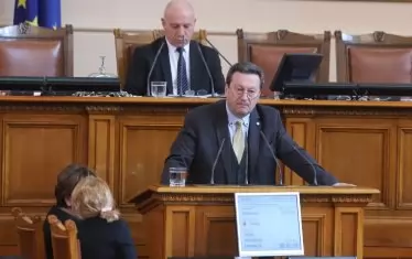 Таско Ерменков от левицата обяви, че с приетите текстове властта превръща Темида в "леко момиче по бельо". 