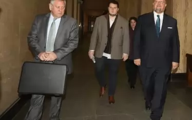 Делото срещу квесторите на КТБ Станислав Лютов и Елена Костадинчева ще започне след седмица заради грешки в обвинителния акт. Те са обвинени, че са ощетили Фонда за гарантиране на влоговете с близо 1 млн. лв., защото са разрешили да бъдат изплатени 9 срочни депозита с привилегирована лихва. 