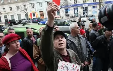 Един от последните протести заради парното се проведе пред сградата на енергийния регулатор преди година. Тогава цената на топлото бе увеличена средно с 22% за страната.