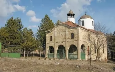 Мъж от павликенско село е бит, ограбен и заключен