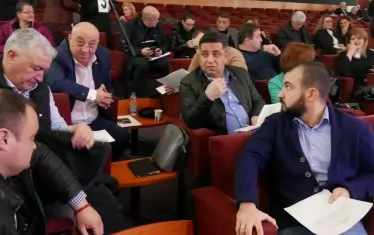 Неусвоила някои азбучни истини, г-жа Нинова няколко пъти вече се сблъсква с реалността.