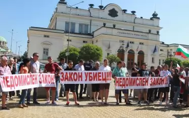  Още от лятото дребните търговци на горива протестират срещу закона, който ще доведе до затварянето на редица обекти, но депутатите до последно се правеха на ударени.