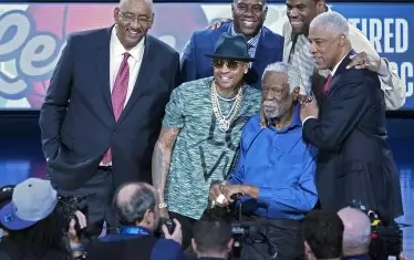 Легендарни баскетболисти се снимат с рекордьора по титли в НБА - Бил Ръсел (11) по време на Мача на звездите. От ляво на дясно на кадъра са: горе - Джордж Гервин, Меджик Джонсън, Дейвид Робинсън и Джулиус Ървинг, а долу - до 85-годишния Ръсел, е Алън Айверсън.