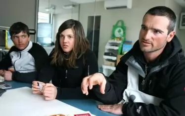 12-годишният Алберт Попов и с година по-голямата му сестра Александра слушат внимателно уроците на Ивайло Борисов (вдясно) в клуб "Мотен" през 2009 г. Каката също има талант на скиор, но заради травма в гръбначния стълб рано прекратява състезателната си  дейност.