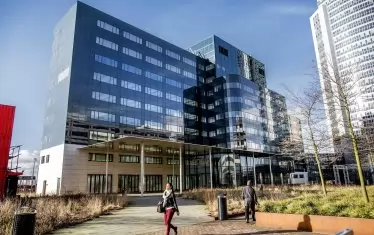 Сградата, която Холандия направи специално за Европейската агенция по лекарствата, която вече приключва преместването си там. 