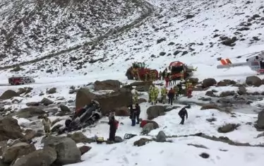 Спасителни екипи оглеждат смачкания до неузнаваемост микробус, с който на 17 ноември 2015 г. катастрофираха Драго Грубелник, Димитър Христов и Алберт Попов.