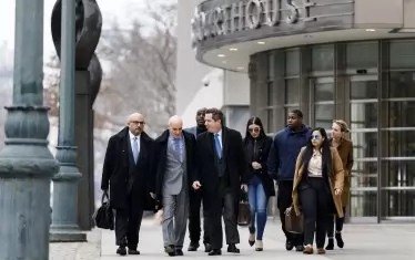 Адвокатите на Ел Чапо на излизане от съдебната зала в Ню Йорк. С тях е и съпругата му Ема Коронел (втората вляво, със слънчеви очила).