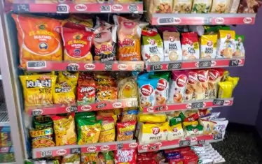 Учениците лесно се изкушават от вредните храни, особено когато са пред очите им всяко междучасие.