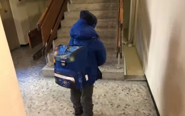 Раниците буквално скриват някои от по-малките ученици.