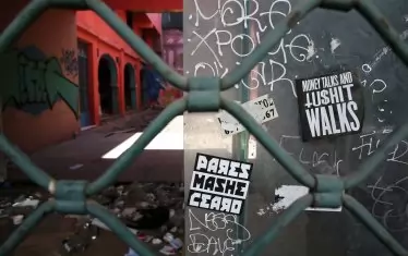  Магазините в редица райони на Атина продължават да пустеят. 