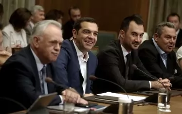  Премиерът Алексис Ципрас на няколко път направи рокади в своето правителство и засега успява да оцелее. 