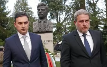 В понеделник Боил Банов и македонският министър на културата Асаф Адеми  поднесоха венец на паметника на Гоце Делчев в София.