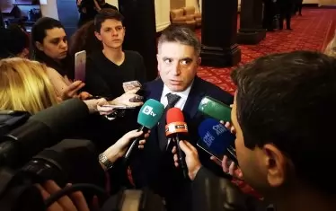 Шефът на правната комисия Данаил Кирилов няма проблем да защитава противоречащи си и дори вредни текстове в закона.