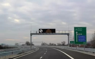 "Карай внимателно, някой те чака!", пише на информационното табло. Красив призив без практическа полза.