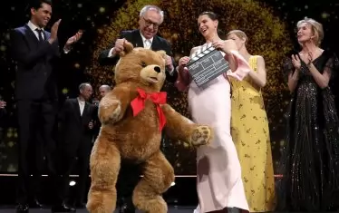 Жулиет Бинош, която оглави журито тази година, и президентът на фестивала Дитер Кослик на церемонията по награждаването. 