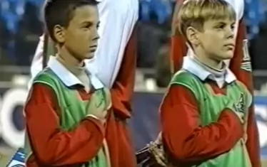 11-годишният Александър Кокорин (вдясно) като едно от децата, извеждащи футболистите на "Локомотив" (Москва) в "златния" мач с ЦСКА (Москва), донесъл първата титла на клуба.