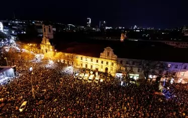 В първата годишнина от жестоката смърт на журналиста Ян Куцяк и годеницата му Мартина хиляди словаци излязоха по улиците на Братислава на протест срещу безплодното разследване за поръчителите на престъплението.