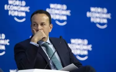  Ирландия е страната, която направи демократичен скок, като през 2016 г. премина от групата на слабите демокрации в, уви, малката първа лига, където има само 20 държави, представляващи 4.5% от световното население и 12% от държавите изобщо. Много е възможно догодина индексът на страната да се вдигне още повече след джендър революцията, която осъществи премиерът Лео Варадкар, който е въплъщение на всички табута досега.