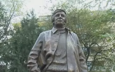 Паметникът на Георги Марков на пл. "Журналист".