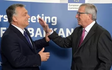  Преди време на шега и през смях Жан-Клод Юнкер нарече Виктор Орбан диктатор. Смешката се оказа вярна. В момента с предизборна цел в Унгария върви кампания, платена от правителството, срещу Юнкер и Сорос. ЕНП не смята да отстрани Орбан и партията му от редиците си в "името на диалога". Снимката е от 2015 г.