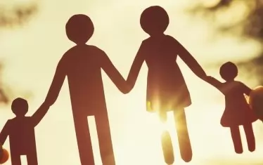 Важен е въпросът кой ще възпитава децата. Но не по-малко важен е въпросът на какво ще ги възпитава. Което прави нещата толкова сложни, че човек направо може да се отчае. Защо? Защо винаги искаме да направим нещата сложни до отчаяние?