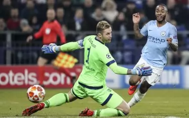 Рахийм Стърлинг бележи победното попадение за 3:2 срещу "Шалке" в последната минута.

