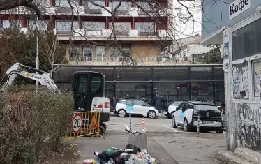  Купища отпадъци са се натрупали в градинката пред хотел "Рила".