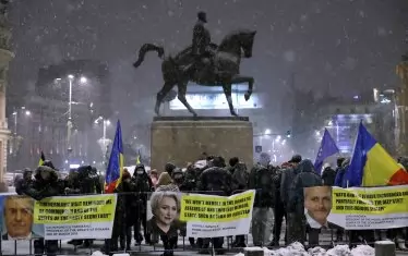  Антиправителствените протести в Букурещ не спират заради непрекъснатите опити на управляващите да оневинят обвинени в корупция високопоставени политици, като сред тях е Драгня. 