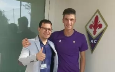 Петко малко след финализирането на трансфера му във "Фиорентина", заедно с мениджъра Пламен Пейчев.