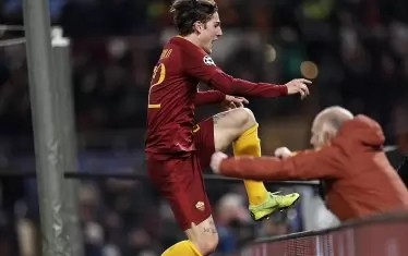 Николо Дзаниоло празнува единия от головете си за "Рома" срещу "Порто".